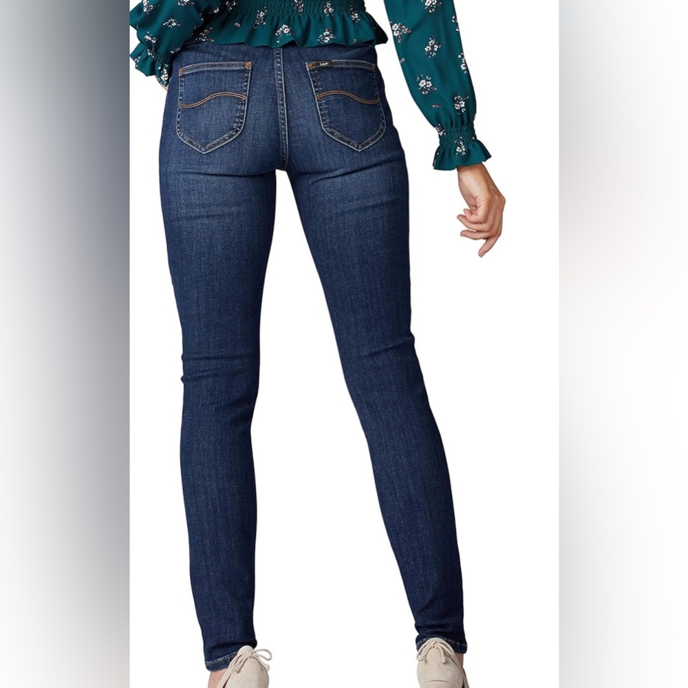 Lee Women's Sculpting Slim Fit Skinny Leg Pull on Jean. Size 10P